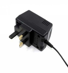 Adapter AC/DC Uwy 5V dc Iwy 900mA Złącze 2,1 x 5,5 x 12 mm, biegun dodatni w środku 4.5W typ wtyczki: Typ G