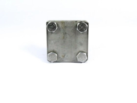 Złącze krzyżowe bednarka-bednarka z przekładką, 4xM8, nierdzewne