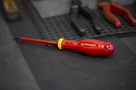 Wkrętak izolowany rozmiar końcówki: 4 x 0,8 mm, grot Płaska Facom długość ostrza: 100 mm Wkrętak izolowany