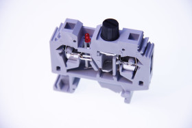 Złącze śrubowe z sygnalizacją uszkodzenia LED na szynę