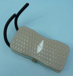 PRZEŁ.NOŻNY 10A/250V (ON)-OFF-(ON)