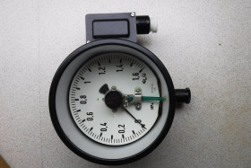 TGL 542.2719.2 Manometr kontaktowy 0-1,6 MPa manowakumetr