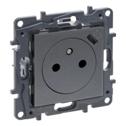 Niloe Step Gniazdo zasilające 2P+Z z USB typu C umieszczonym w plakietce, zaciski automatyczne, z przesłoną stalowy 863438