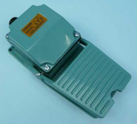 PRZEŁ.NOŻNY 15A/250V ON-(ON)