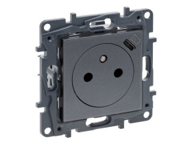 NILOE STEP Gniazdo pojedyncze z uziemieniem z USB typu C umieszczonym w plakietce zaciski automatyczne z przesłoną stalowy 86343