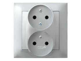 IMPRESJA Gniazdo podwójne z uziemieniem z funkcją niezamienności faz kompletne z ramką srebro GP-2YC/18 OSPEL