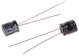 Kondensator 100μF 25V dc Radialny, Otwór przelotowy RS PRO roztaw: 2.5mm 6 (Dia.) x 7mm