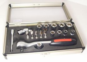 ZESTAW KLUCZY NASADOWYCH Z GRZECHOTKĄ