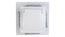 Simon 15 Gniazdo Bryzgoszczelne Z/U Ip44 Z Klapką Pełną Białe 1591940-030
