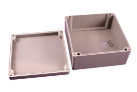 Obudowa Poliester wzmacniany włóknem szklanym szerokość zew. 251 mm długość zew. 255 mm wys. zew. 120 mm Hammond