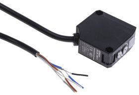 Czujniki fotoelektryczne Retrorefleksyjny w obudowie prostokątnej Omron z wyjściem przekaźnikowym zakres 7 m; 100 mm