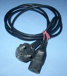 KABEL C13->WT.SIEC. 2,50mb KĄT.CZARNY