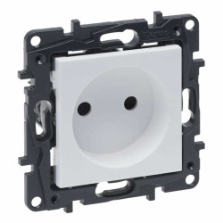 NILOE STEP Gniazdo pojedyncze bez uziemienia zaciski śrubowe z przesłoną biały 863119 LEGRAND