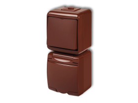 JUNIOR IP54 Wyłącznik pojedynczy z gniazdem pojedynczym z uziemieniem (klapka brązowa: bez przesłon) brązowy 4WGHP-1 KARLIK