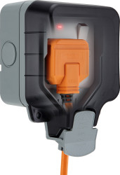 Gniazdo wtykowe Typ G - brytyjski natynkowe BG Electrical z przełącznikiem 13A Zacisk śrubowy