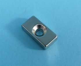 MAGNES PROSTOKĄT Z OTW.1x8/4mm 19x10x5mm