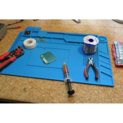 Silikonowa mata lutownicza 450x300mm z polami magnetycznymi i zamykanymi przegródkami