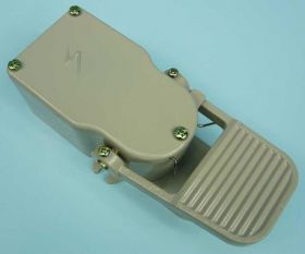 PRZEŁ.NOŻNY 6A/380V ON-(ON)