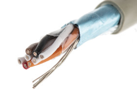 Kabel do transmisji danych 4 -parowy 0,23 mm² 8 -rdzeniowy Ekranowany 24 AWG AWG PVC 300 V