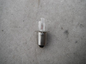 Żarówka latarkowa P13,5s 2,5V 0,3A z kołnierzem.