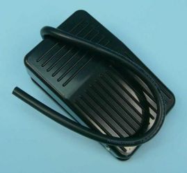 PRZEŁ.NOŻNY 10A/250V ON-(ON)