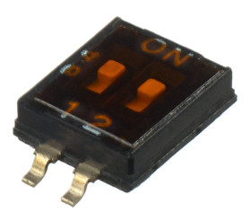 Przełącznik DIP 2-pozycyjny SPST SMD 100 mA przy 50 V DC (liniowy), 25 mA przy 24 V DC (impulsowy) -20 → +70°C