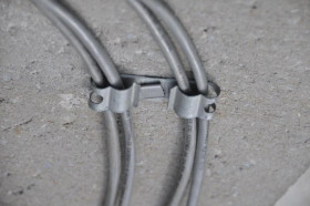 QSC Zacisk Multi-Cable, otwór montażowy 7 mm 182059