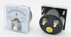 Analogowy amperomierz z bocznikiem panelowy w kwadratowej obudowie 8A