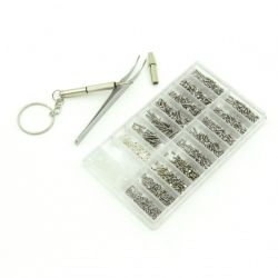 Zestaw precyzyjnych śrub z nakrętkami podkładkami i osłonkami