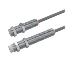 Czujnik zbliżeniowy M8 Indukcyjny 4 mm RS PRO Niewpuszczany 10 → 30 V DC długość 30mm Gwintowany