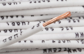 Przewód montażowy 0,75 mm2 Biały RS PRO Bezhalogenowe 18 AWG 500 V dł. 100m 24/0,2 mm +90°C BS EN 50525-3-41, Klasa 5