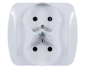 Simon Akord Gniazdo podwójne z/u 16A IP20 z przesłoną torów białe AGZ2z/11