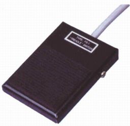 Przełącznik; nożny pedał; FS-1; ON-(ON); monostabilny; z przewodem; 1 tor; 2 pozycje; bez osłony; 10A; 250V AC; Howo; RoHS; czar