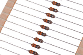 Cewka indukcyjna 33 μH 300mA Osiowe ±10% Wyprowadzenia osiowe Q: 55 1.12Ω Rdc rdzeń ferrytowy