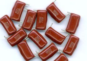 8,2nF/700V r=15mm CBB21 KONDENSATOR (10 SZTUK)