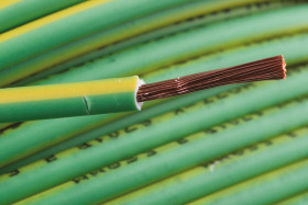 Przewód montażowy 2,5 mm² Zielony/Żółty RS PRO Bezhalogenowe 13 AWG 750 V dł. 100m 50/0,25 mm +90°C BS EN 50525-3-41,