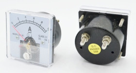 Analogowy amperomierz z bocznikiem panelowy w kwadratowej obudowie 10A