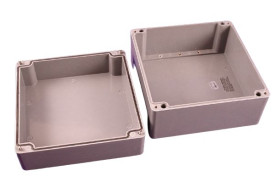 Obudowa Poliester wzmacniany włóknem szklanym szerokość zew. 251 mm długość zew. 255 mm wys. zew. 161 mm Hammond