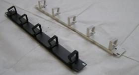 GT Networks Organizator kablowy 19 1U z haczykami 5x70mm ( wklęsły)