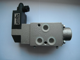 Zawór rozdzielacz 1/3 Łucznik Radom sterowany elektrycznie 611-G3/8-32.1-121/51.0-220B