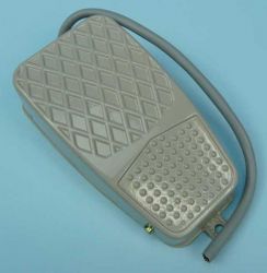 PRZEŁ.NOŻNY 10A/250V ON-(ON)