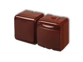 JUNIOR IP54 Wyłącznik schodowy z gniazdem pojedynczym z uziemieniem (klapka brązowa: bez przesłon) brązowy 4WGHH-3 KARLIK