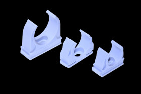 Uchwyt na rurę peszel otwarty zatrzaskowy 20 mm TRACON