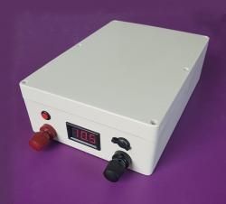 Obudowa do akumulatorów 18650 26x18.5x8cm z miernikiem i akcesor