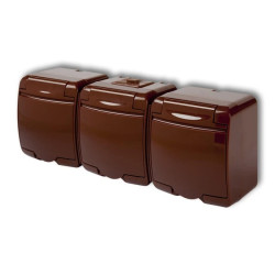 JUNIOR Gniazdo potrójne 3x(z/u) SCHUKO (klapka brązowa) brązowy 4GHE-3sp