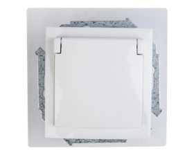 Simon 15 Gniazdo bryzgoszczelne z/u IP44 z klapką pełną białe 1591940-030