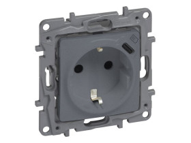 NILOE SELECTION Gniazdo pojedyncze z uziemieniem płaskie + USB typ C w plakietce stal 762396 LEGRAND