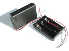 Pojemnik na baterie 3xR6 z pokrywą RoHS