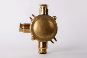 Mosiężna puszka rozgałęźna, natynkowa - 3 wyjścia AN3/3