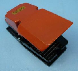 PRZEŁ.NOŻNY 15A/250V ON-(ON) OSŁONA